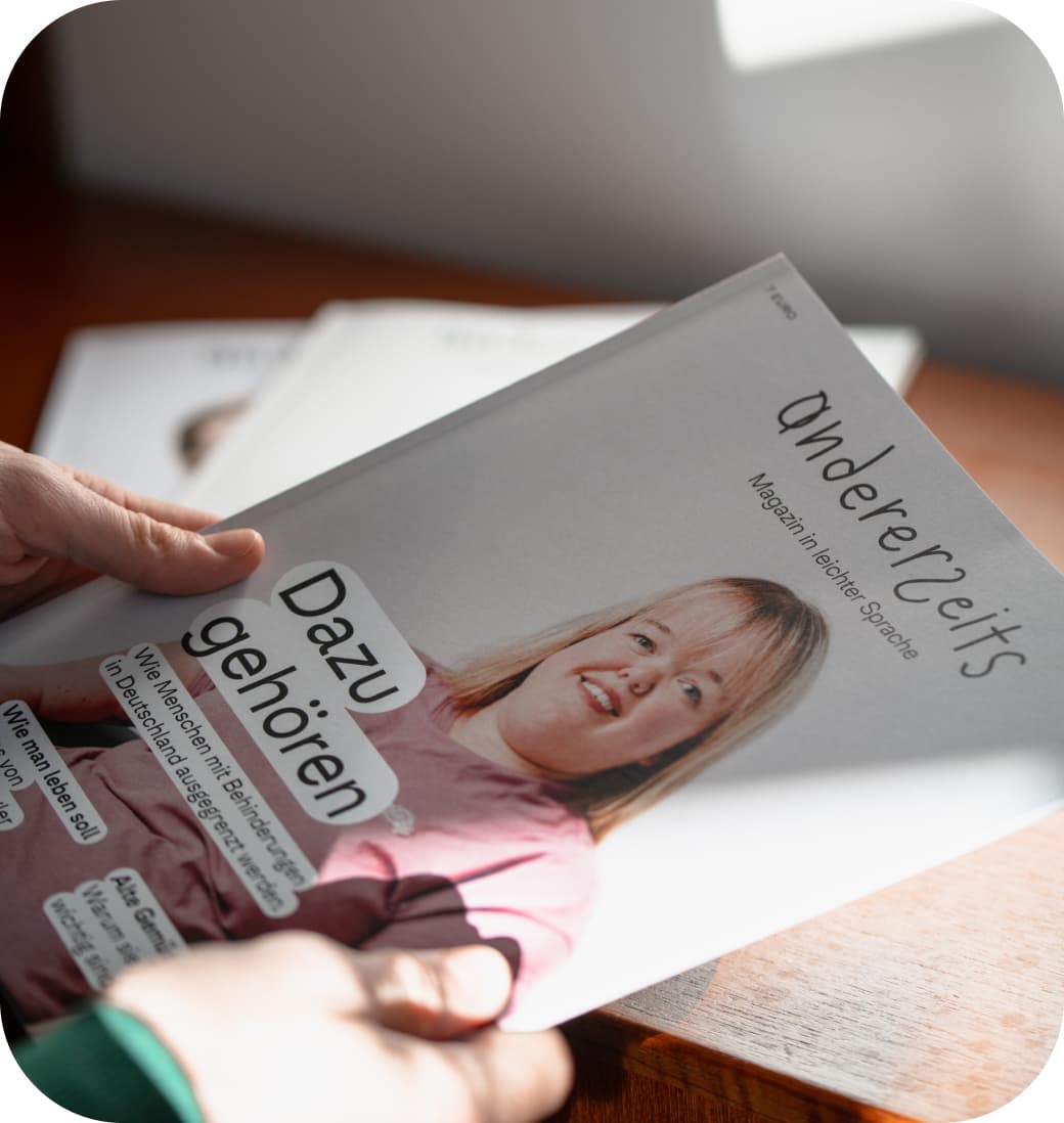 Autorin Luise hält die erste Ausgabe unseres gedruckten Magazins in die Kamera. Auf dem Cover ist Redakteurin Hanna Gugler